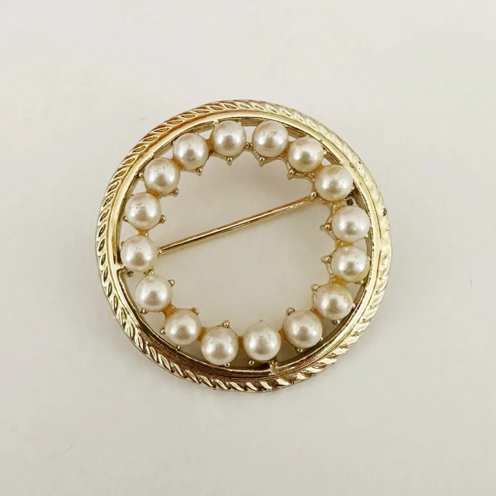 Vintage Gold Tone Faux Pearl Circle Brooch - Picture 1 of 2